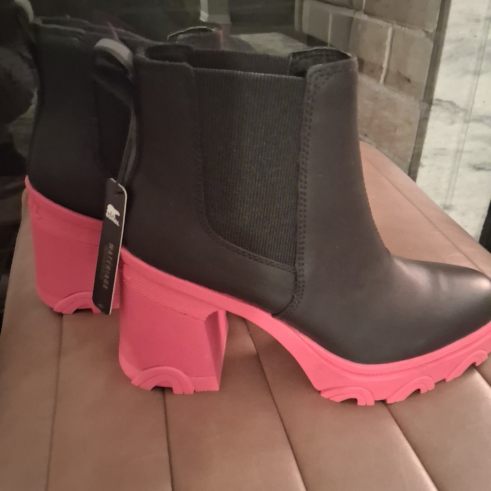 Sorel Women's Black and Pink Boots